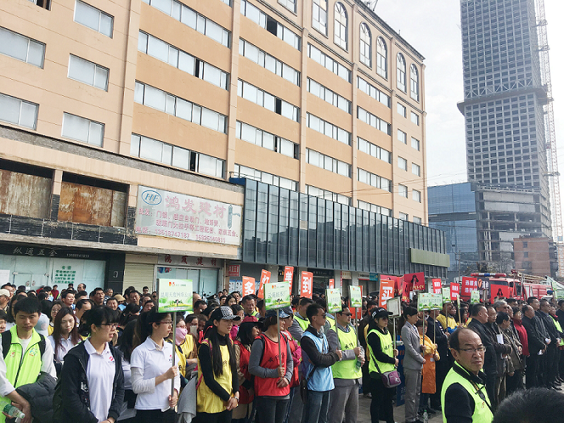 2017年3月5日，是我国第54个学雷锋纪念日。3月份的春天万物复苏，百花齐放。阳光透过淡薄的云层照耀着大地，它的万道金光愉快地普照着万物。春风拂面,是那么清柔,那么亲切,就像是雷锋的精神一直温暖着、鼓舞着bc贷!