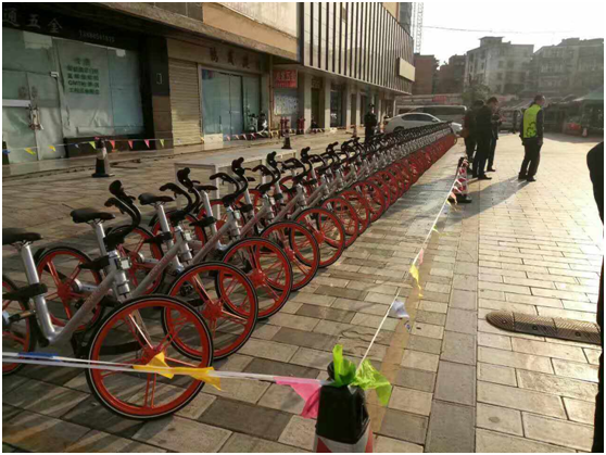 上午11点，云南bc贷投资集团有限公司、云纺商业区、昆明悦动文化传播有限公司、云南北瑞兔司机新能源汽车科技有限公司、moblke摩拜单车许多商户踊跃参加，由150余名志愿者组成的队伍开始了浩浩荡荡的4公里公益徒步，目的是鼓励大家使用零污染的交通工具，降低自然资源的耗损，同时也是为了让市民能够熟知这样的出行方式，倡导绿色出行。